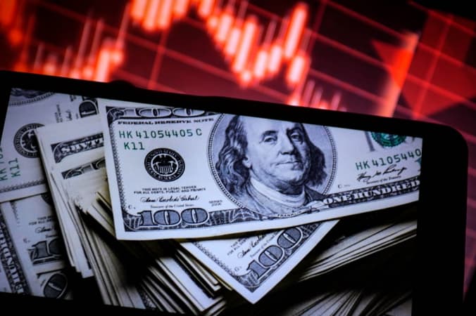 Dólar dispara e vai a R$ 5,00 após divulgação da troca de mensagens entre Vorcaro e Flávio Bolsonaro