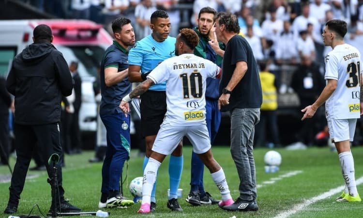 Neymar é substituido por engano e se revolta após árbitro confundir 31 com 10