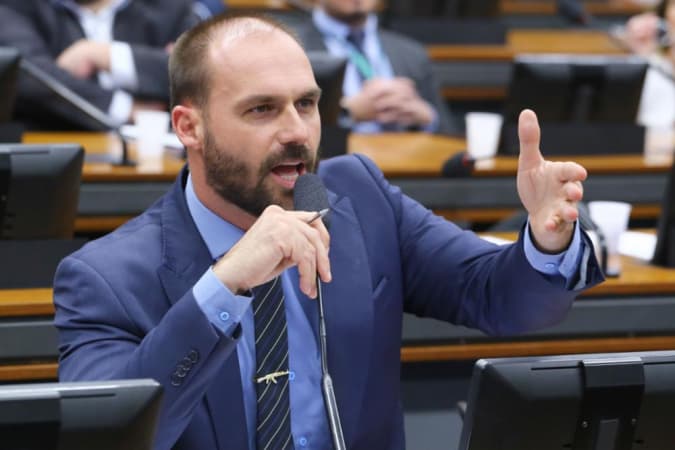 ‘Dark Horse’: Eduardo nega controlar recursos de filme sobre Bolsonaro