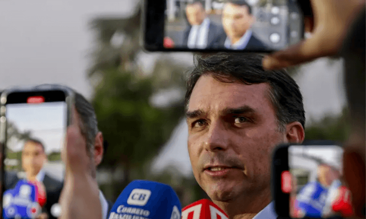 Flávio Bolsonaro diz que contrato de Eduardo com produtores é antigo