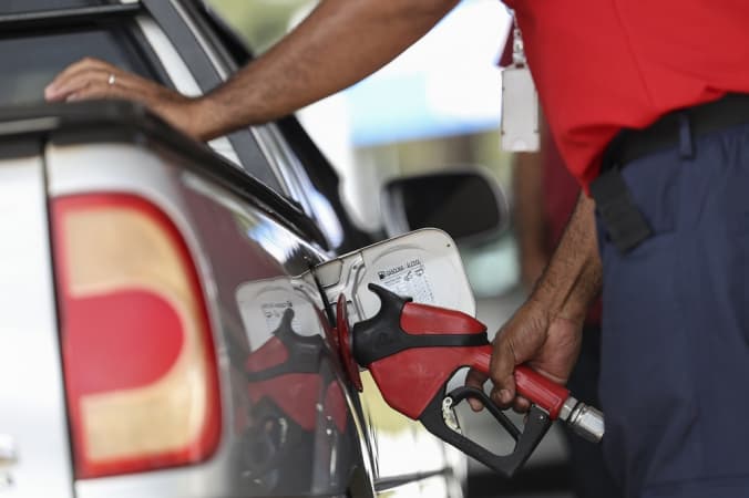 Governo anuncia subsídio para reduzir preço da gasolina e do diesel