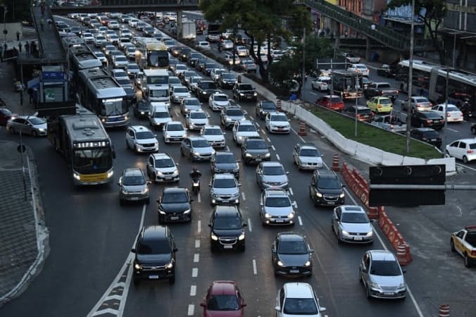 Ficha técnica do sistema de iluminação automotiva: especificações do farol de LED e normas legais